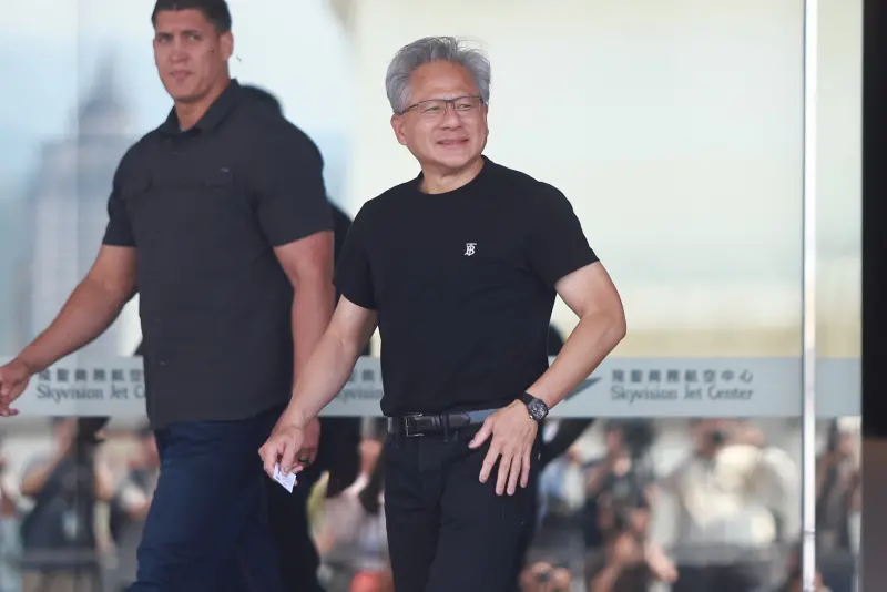 快訊／旋風來襲！黃仁勳穿Burberry黑素T抵台　專機13時29分降落