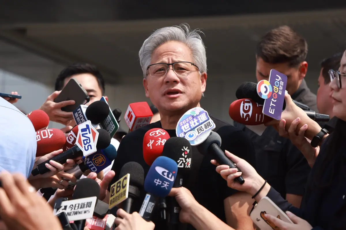 ▲輝達（NVIDIA）執行長黃仁勳今（16）日13時29分，順利降落台北松山機場，一出境接受媒體訪問。（圖／NOWnews攝影中心）