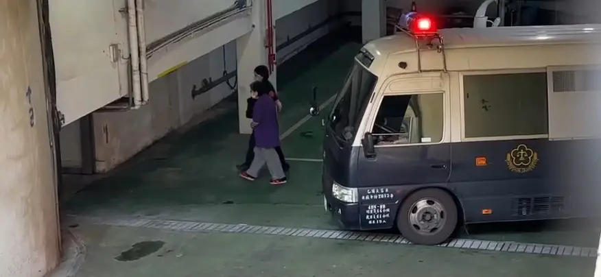 ▲黃呂錦茹首度提訊穿紫色上衣與紅白拖。（圖／記者劉松霖攝）