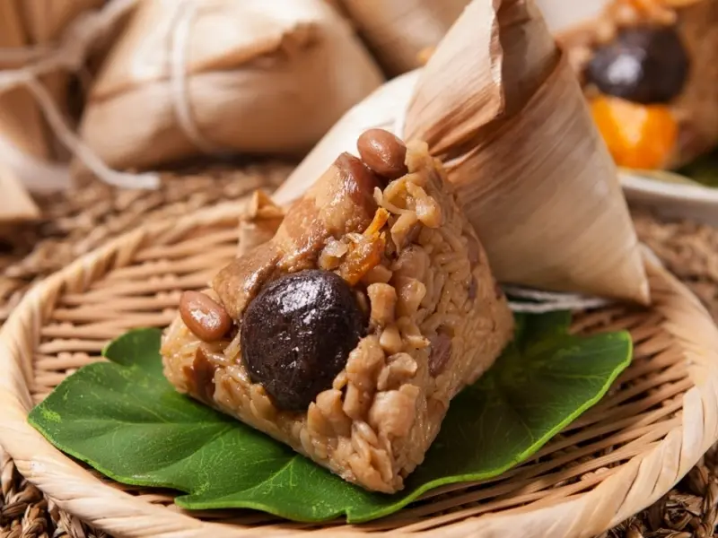 ▲5月31日是端午節，今年粽子想好要買哪家了嗎？除了南門市場立家、鼎泰豐等人氣粽子外，老牌狀元油飯的「經典燒肉粽」奪Yahoo奇摩購物銷售冠軍。（圖／Yahoo奇摩購物提供）