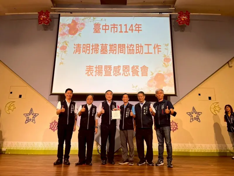 ▲南屯區中和里長蔡德勇（右三）受獎(圖／民政局提供2025.5.16)