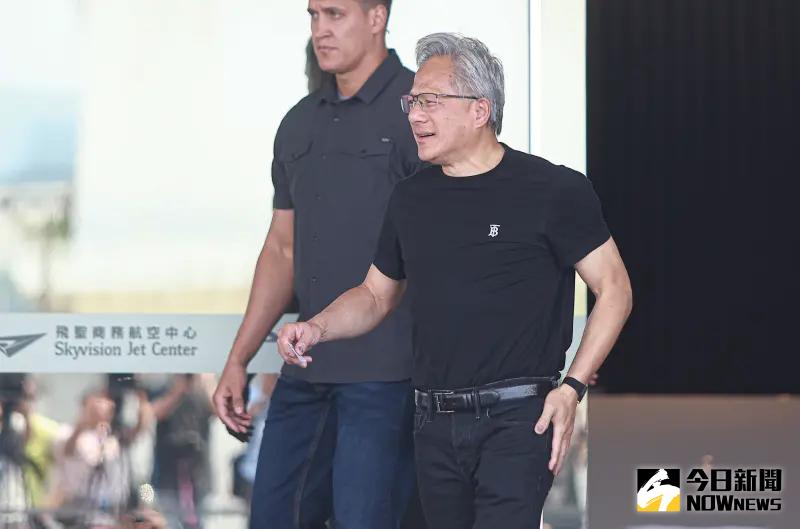 ▲輝達(NVIDIA)執行長黃仁勳16日搭乘專機抵達台北松山機場 。(圖/記者葉政勳攝 ,2025.05.16)