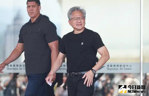 ▲輝達(NVIDIA)執行長黃仁勳今(16)日旋風抵台。 (圖/記者葉政勳攝 ,2025.05.16) ▲輝達(NVIDIA)執行長黃仁勳今(16)日旋風抵台。 (圖/記者葉政勳攝 ,2025.05.16)