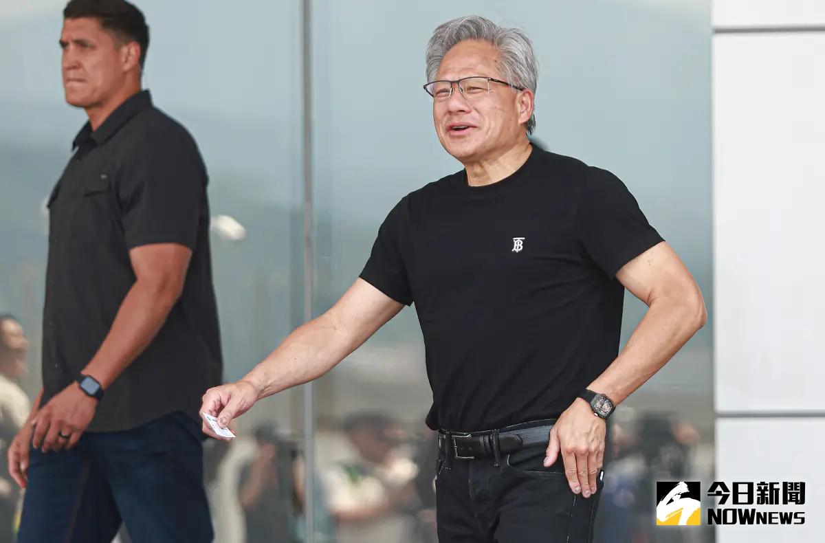 ▲輝達（NVIDIA）執行長黃仁勳今（16）日抵台，罕見身穿黑色素T、手戴RM錶現身 。（圖／記者葉政勳攝，2025.05.16）