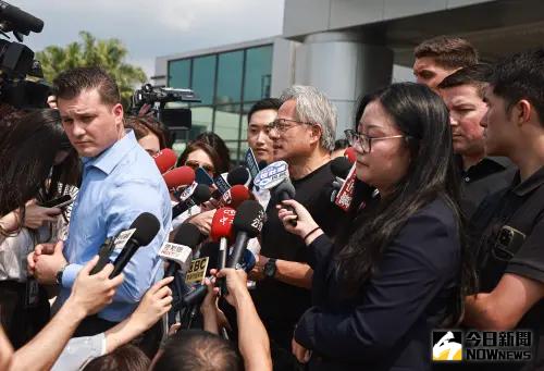  ▲輝達（NVIDIA）執行長黃仁勳今（16）日旋風抵台，一下機接受媒體訪問約15分鐘，在訪問時黃仁勳前後都有保鏢團團圍著他 。（圖／記者葉政勳攝 ,2025.05.16）