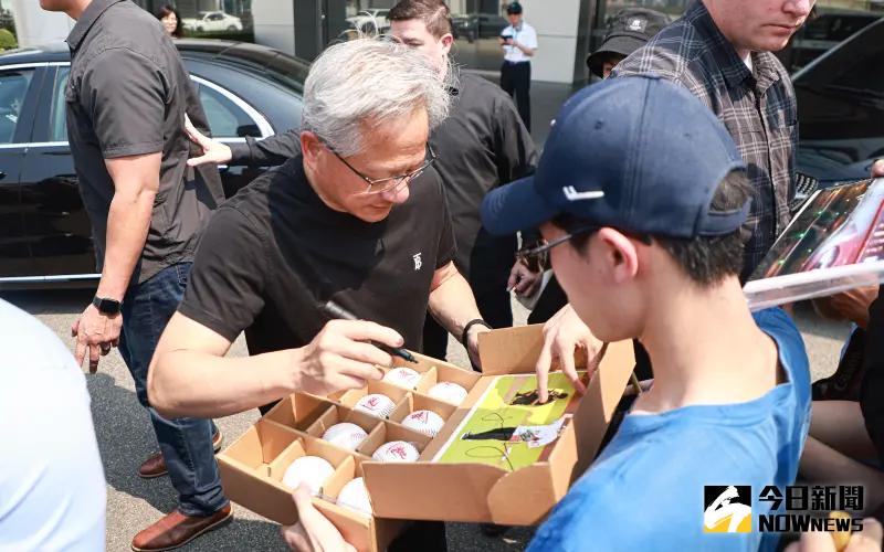 ▲輝達(NVIDIA)執行長黃仁勳今(16)日旋風抵台,結束媒體訪問在大太陽底下依舊親民為粉絲簽名 。(圖/記者葉政勳攝 ,2025.05.16)