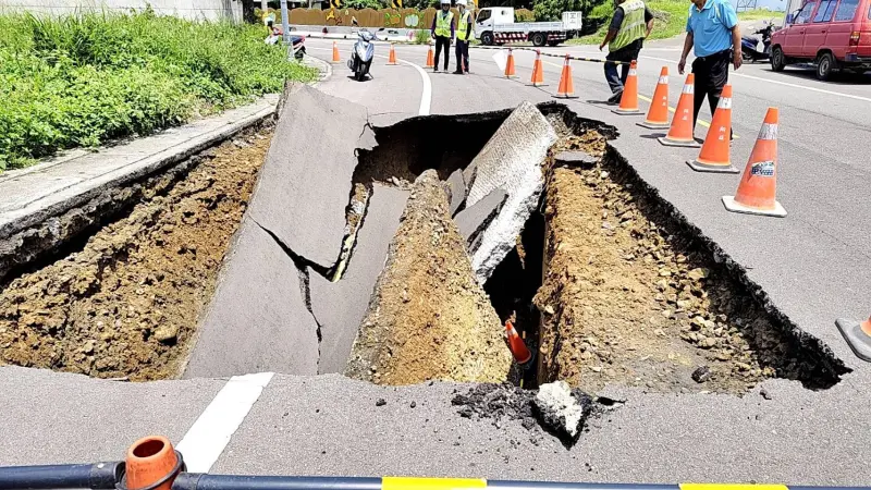 ▲台中市后里區圳寮路的路面，疑因路基被掏空出現大天坑。（圖／讀者提供，2025.05.16）