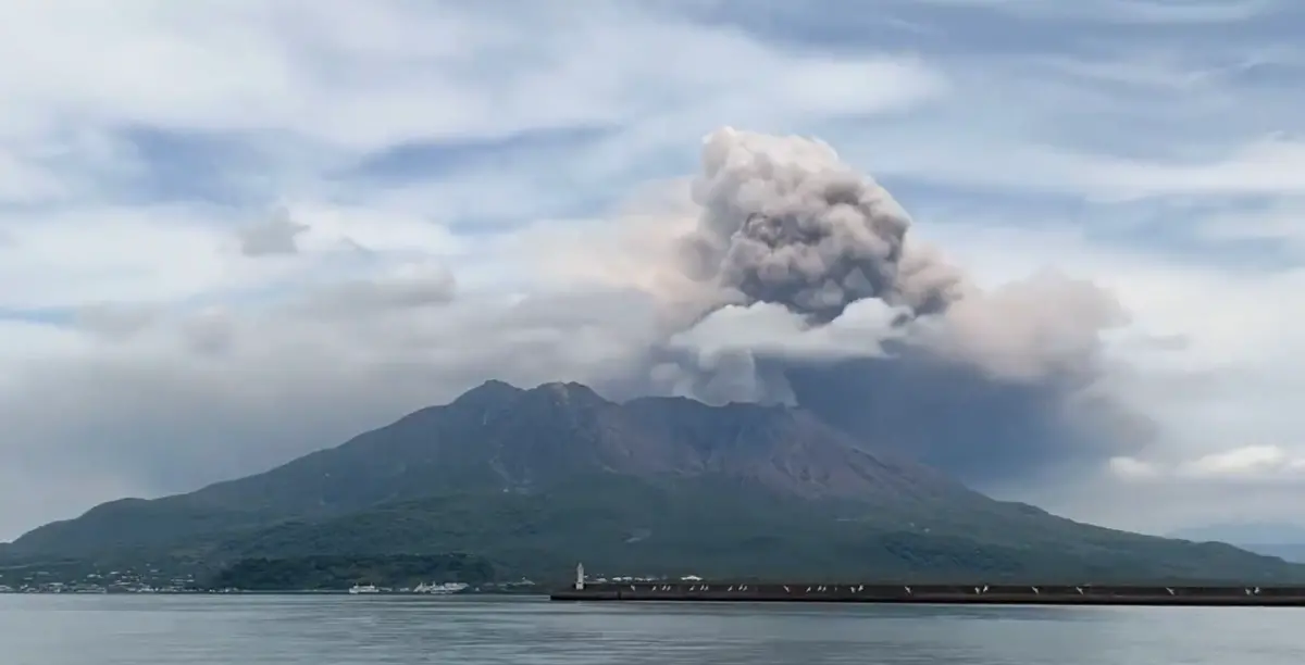▲位於日本九州鹿兒島縣的櫻島火山南嶽山頂火山口，15日上午起連續多次噴發，火山灰沖天，鹿兒島機場多個航班受到影響。（圖／翻攝自X／@xi5zGqlles31460）