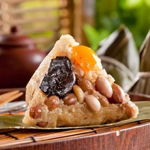 ▲嘉義福源花生蛋黃香菇肉粽是南部粽,5月18日前,10入優惠價689元,換算一顆68.9元。(圖/Yahoo奇摩購物提供) ▲嘉義福源花生蛋黃香菇肉粽是南部粽,5月18日前,10入優惠價689元,換算一顆68.9元。(圖/Yahoo奇摩購物提供)