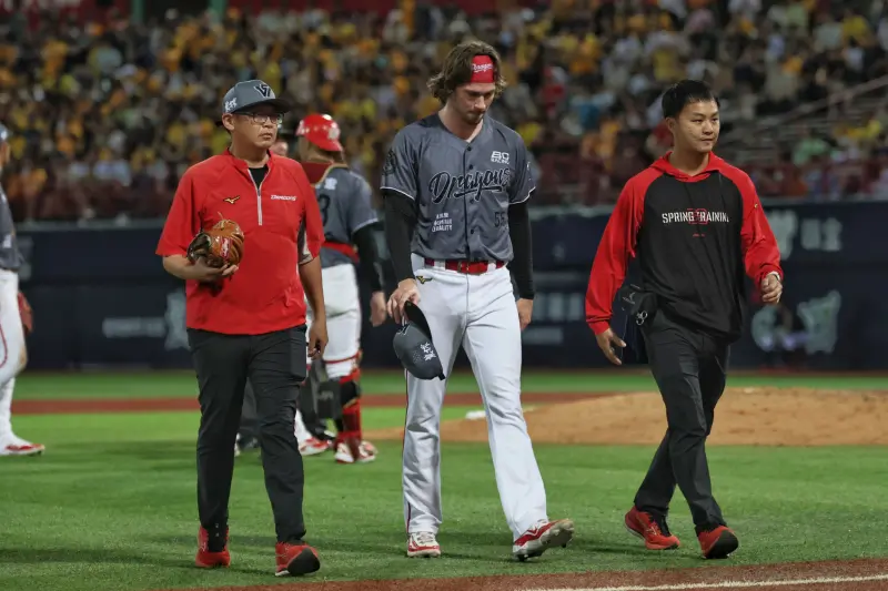 ▲味全龍鑀龍日前遭到強襲球擊中，經檢查狀況為小指骨裂，最快要8月才能回歸賽場。（圖／味全龍提供）