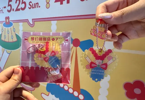 ▲25日前憑「夢幻甜點店」任2筆消費發票，即可兌換限量Vanissa Foo聯名吊飾。（圖／記者鍾怡婷攝）