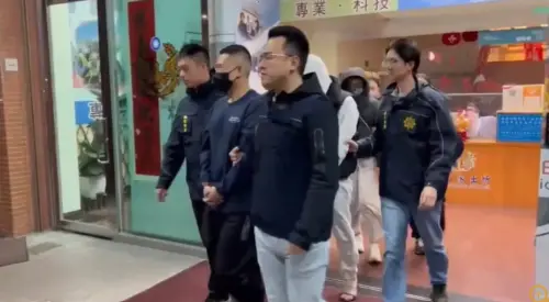 ▲新竹風飛砂幫主嫌邱男與竹聯幫明仁會曾男等18人，假冒黃仁勳、黃清照等名人詐騙投資，被警方逮捕。（圖／翻攝畫面）