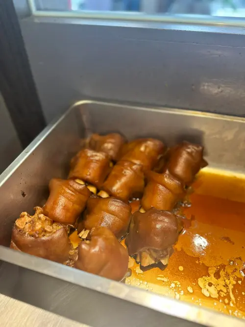 ▲豬腳最受歡迎的部位是「中段」,就是腳蹄(指)上來位於小腿的位置,口感帶皮、帶筋、帶一點瘦肉。(圖/鼎盛豬腳臉書) ▲豬腳最受歡迎的部位是「中段」,就是腳蹄(指)上來位於小腿的位置,口感帶皮、帶筋、帶一點瘦肉。(圖/鼎盛豬腳臉書)