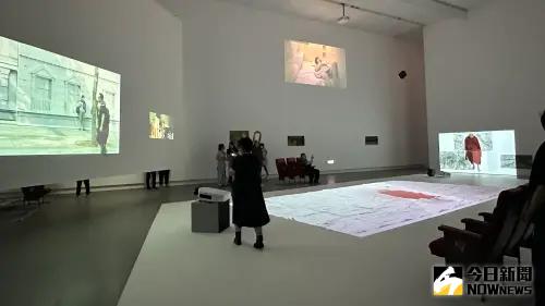 ▲《行者十步:蔡明亮》以《行者》系列電影為主軸,打造沉浸式的視聽體驗。(圖/記者陳美嘉攝,2025.05.16) ▲《行者十步:蔡明亮》以《行者》系列電影為主軸,打造沉浸式的視聽體驗。(圖/記者陳美嘉攝,2025.05.16)