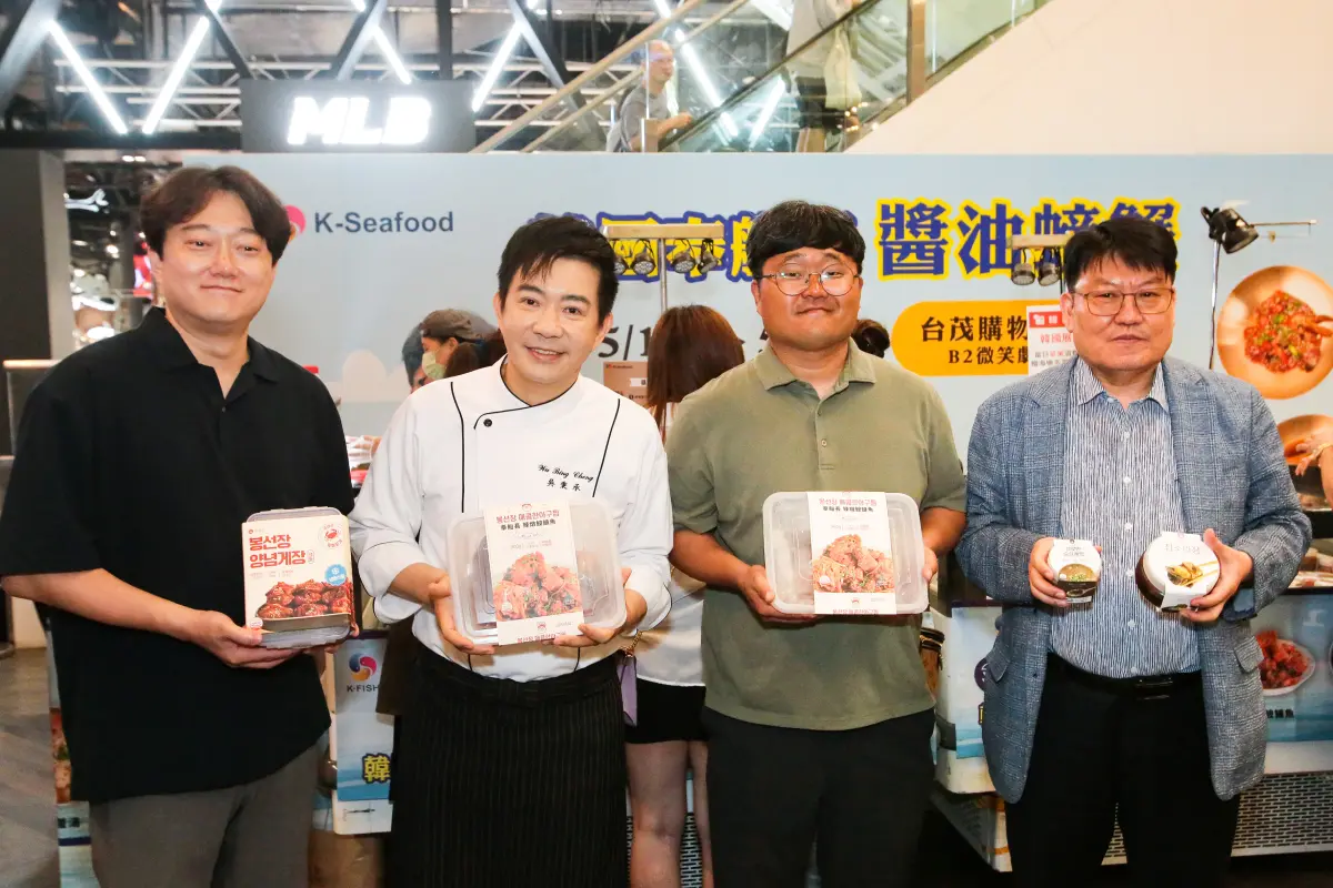 ▲韓國水協處長金輝振(左起)、吳秉承主廚、奉船長李奉國代表與韓華國際李社長力推韓國道地美蟹（圖／台茂購物中心提供）