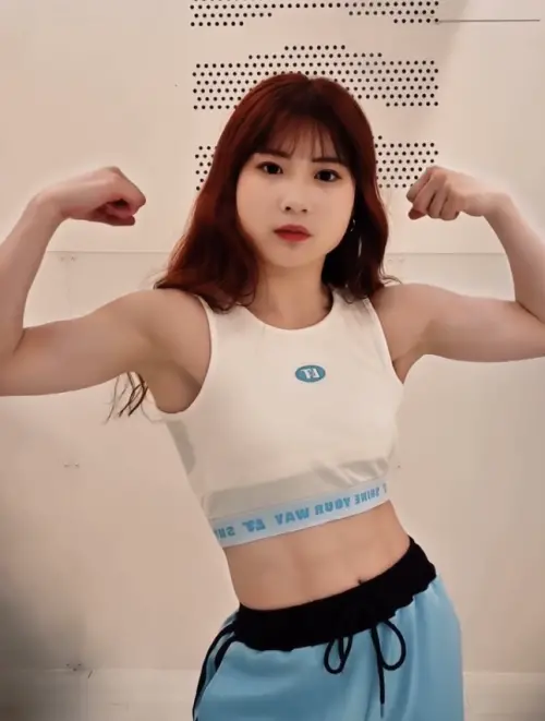 ▲Avantgardey搞怪風格吸睛，Seira（如圖）展現腹肌美感，再掀人氣高峰。（圖／翻攝自seira_avantgardey IG）