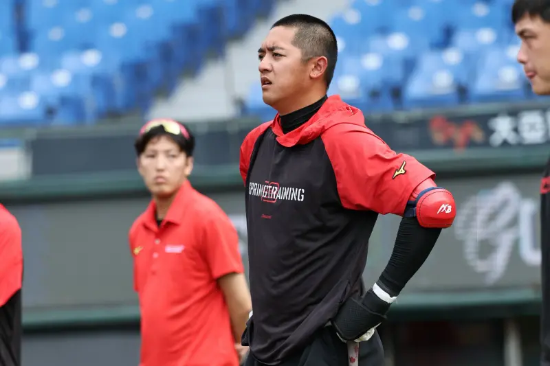 ▲味全龍拿莫・伊漾日前剛服完兵役，與羽球好手王子維成鄰兵，他也從王子維身上看到努力不懈的精神。（圖／味全龍提供）