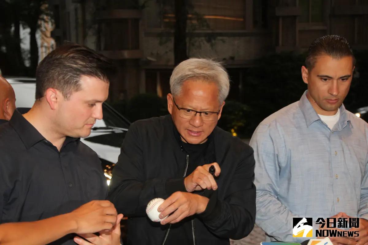 ▲輝達執行長黃仁勳16日旋風來台，表示很期待待會要與台積電董事長魏哲家共進晚餐。（圖／林汪靜攝）