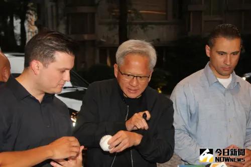 曝Blackwell晶片將生產 !黃仁勳、魏哲家餐敘 台積電四大將全到