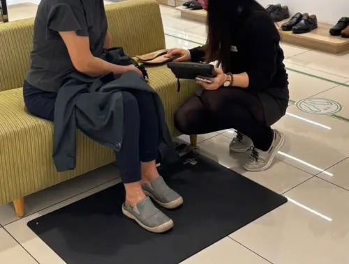 阿瘦皮鞋推出全國首創動態足壓量測系統,讓民眾能更加了解自己的足部狀況。(圖/A.S.O阿瘦幸福店臉書) ▲阿瘦皮鞋推出全國首創動態足壓量測系統,讓民眾能更加了解自己的足部狀況。(圖/A.S.O阿瘦幸福店臉書)