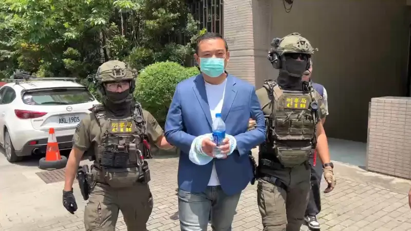▲除暴特勤隊依照勤務服顏色可看出任務屬性：山區緝毒組（綠色）、狙擊行動組（多地形迷彩）、攻堅圍捕組（藍色）。（圖／翻攝畫面）