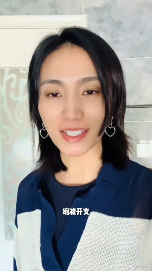 ▲李亞鵬小19歲嫩妻獨自帶著女兒打包行李，搬出豪宅。（圖／翻攝自微博）