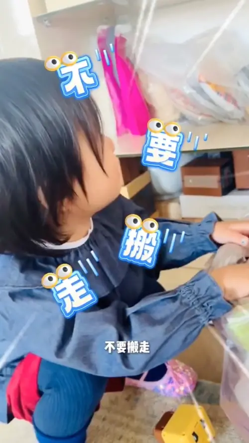 ▲李亞鵬的小女兒明顯捨不得搬家。（圖／翻攝自微博）