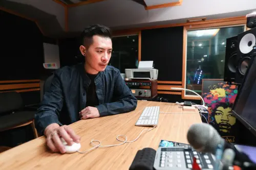 結束上午在環球的工作後,陳君豪多半會回到錄音室,繼續投入製作或錄製歌曲的創作中。(圖/陳君豪提供) ▲結束上午在環球的工作後,陳君豪多半會回到錄音室,繼續投入製作或錄製歌曲的創作中。(圖/陳君豪提供)