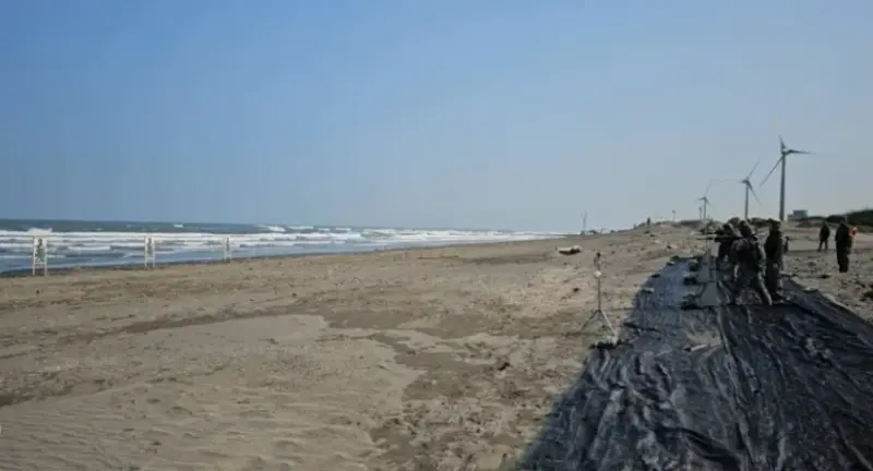 ▲宋姓父子前午搭乘橡皮艇橫越台灣海峽「投奔自由」來台，由於橡皮艇長度僅3.3公尺，雷達無法有效偵測。（圖／翻攝畫面）