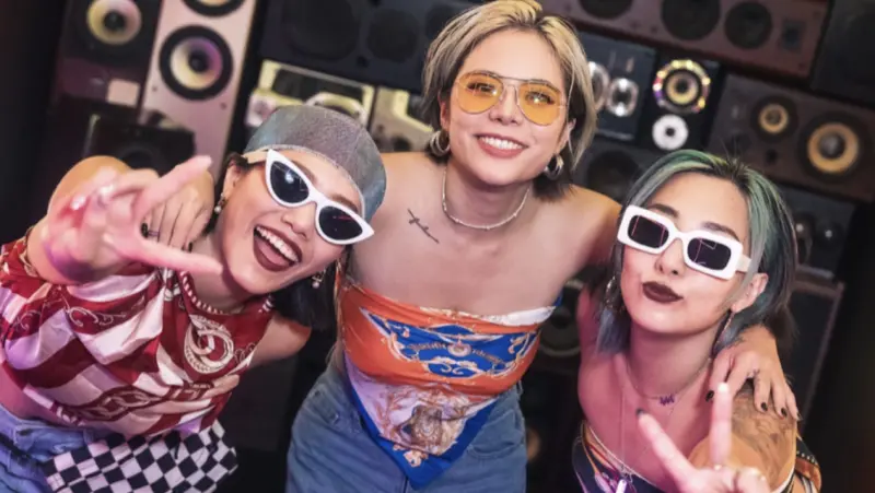 ▲饒舌歌手夏沐（Melo Moon）推出全新創作單曲〈暈船過渡〉，並大方分享自身暈船經驗，「外人都不懂我為什麼選他，我卻覺得世界不懂我們。」坦言對方是自己最長的一段感情，「雖然分手了，但戀愛那份悸動卻如出一轍。」（圖／Jimmy提供）