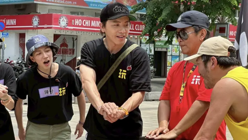 ▲《綜藝玩很大》由吳宗憲率領KID、坤達等來賓遠赴越南出外景，錄到一半，KID因胡亂1句回答遭隊友圍剿，「都是KID的錯！」衝突過程超火爆，另一旁的坤達、吳宗憲則笑著看好戲。（圖／綜藝玩很大提供）