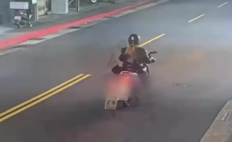 ▲一名竊賊「男扮女裝」偷機車，還刻意繞行並進入暗巷變裝，企圖躲避查緝。（圖／警方提供）