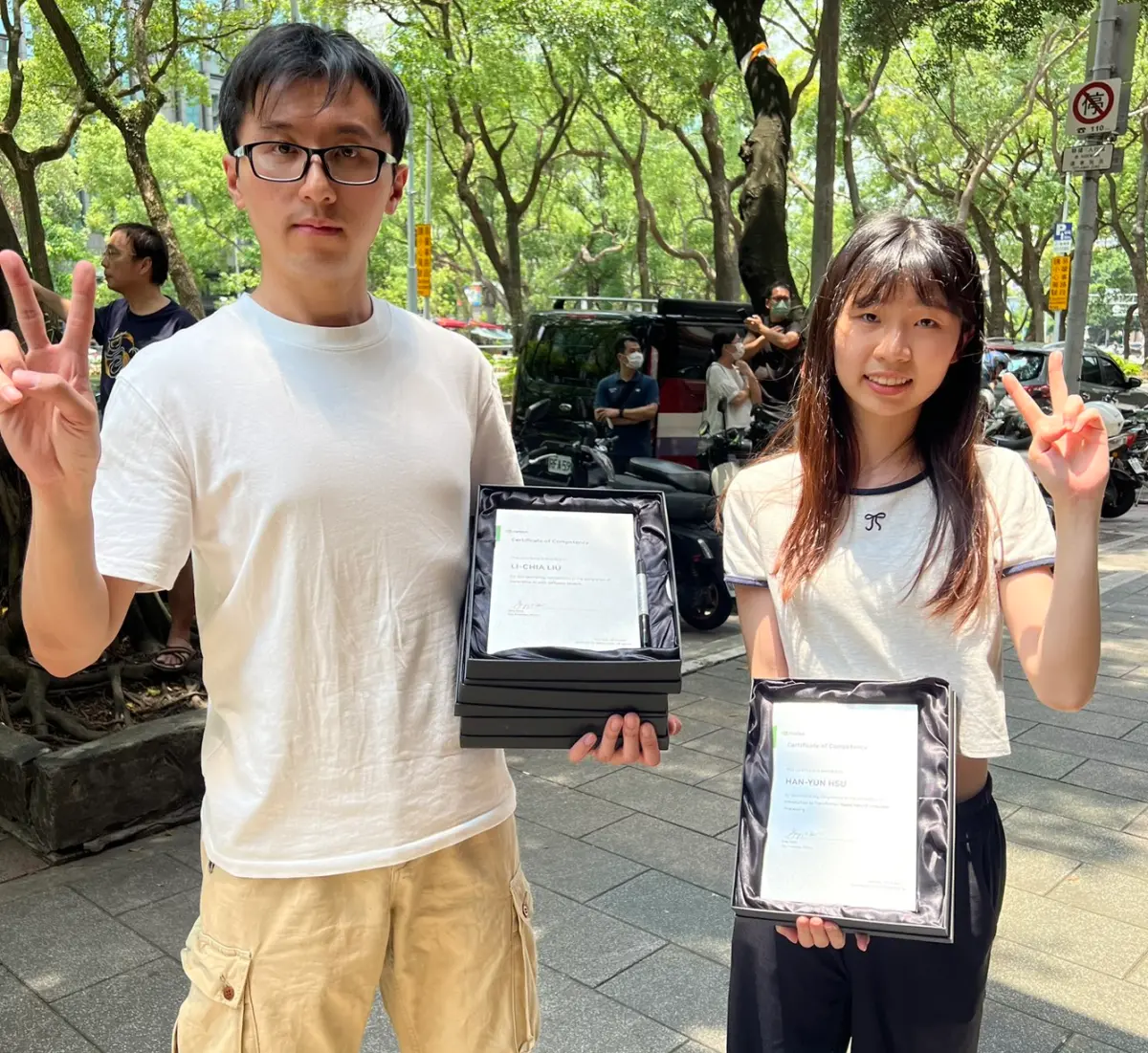 ▲粉絲在磚窯古早味懷舊餐廳外守候黃仁勳到來。（圖╱記者林汪靜攝）