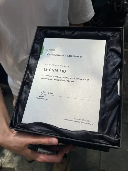 ▲粉絲亮出輝達開發者認證證書。（圖╱記者林汪靜攝）
