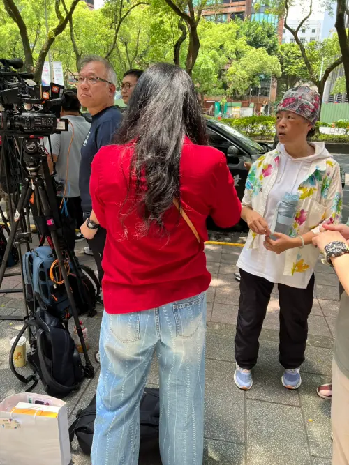 ▲黃仁勳粉絲架著腳架，在餐廳外等待黃仁勳。（圖╱記者林汪靜攝）