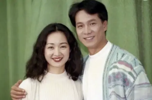 張振寰(右)曾是古裝戲大俠,出演許多知名武俠劇。(圖/翻攝自微博) ▲張振寰(右)曾是古裝戲大俠,出演許多知名武俠劇。(圖/翻攝自微博)