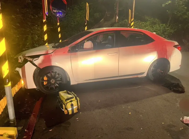 ▲陳姓女子無照駕駛載朋友出遊看夜景，從烘爐地下山時發生車禍。（圖／翻攝畫面)