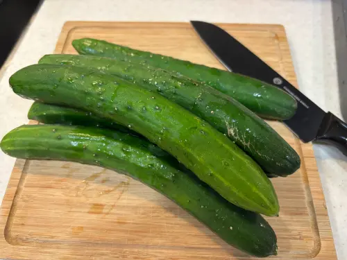 ▲小黃瓜除了涼拌以外,內行分享還可以做脆瓜,吃起來甘甜又爽脆。(圖/記者徐銘穗攝) ▲小黃瓜除了涼拌以外,內行分享還可以做脆瓜,吃起來甘甜又爽脆。(圖/記者徐銘穗攝)