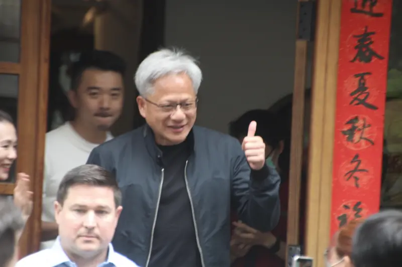 齁呷！黃仁勳與家人共進午餐　大雨澆不熄粉絲熱情