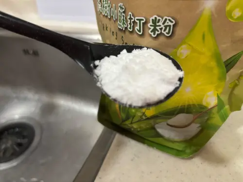 ▲不少人會運用小蘇打粉來疏通堵塞的廚房水管，但馬來西亞一名男子這麼做，卻引爆樓下鄰居廚房，造成9歲男童三度灼傷毀容。（圖／記者徐銘穗攝）