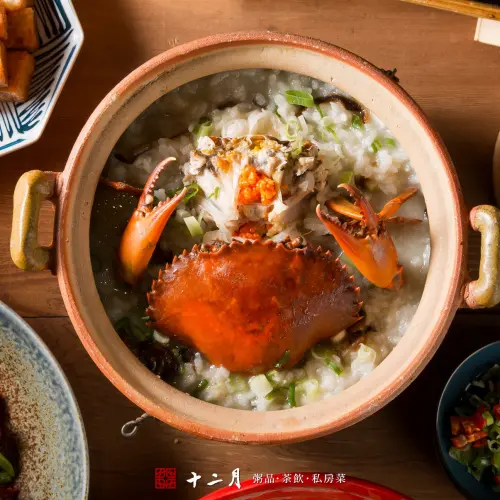 黃仁勳今天造訪「十二月粥品茶飲私房菜」,餐廳主打潮汕風味砂鍋粥,圖為招牌的紅蟳粥。(圖/取自十二月臉書) ▲黃仁勳今天造訪「十二月粥品茶飲私房菜」,餐廳主打潮汕風味砂鍋粥,圖為招牌的紅蟳粥。(圖/取自十二月臉書)