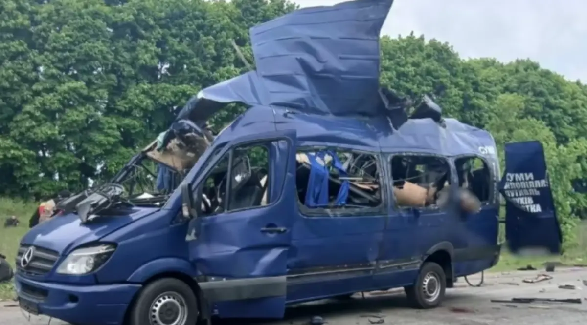 ▲俄烏會談16日剛在土耳其結束，隔天烏克蘭東北部蘇梅州就發生俄羅斯無人機襲擊當地民用巴士，造成9死4傷的悲劇。（圖／翻攝自烏克蘭真理報）