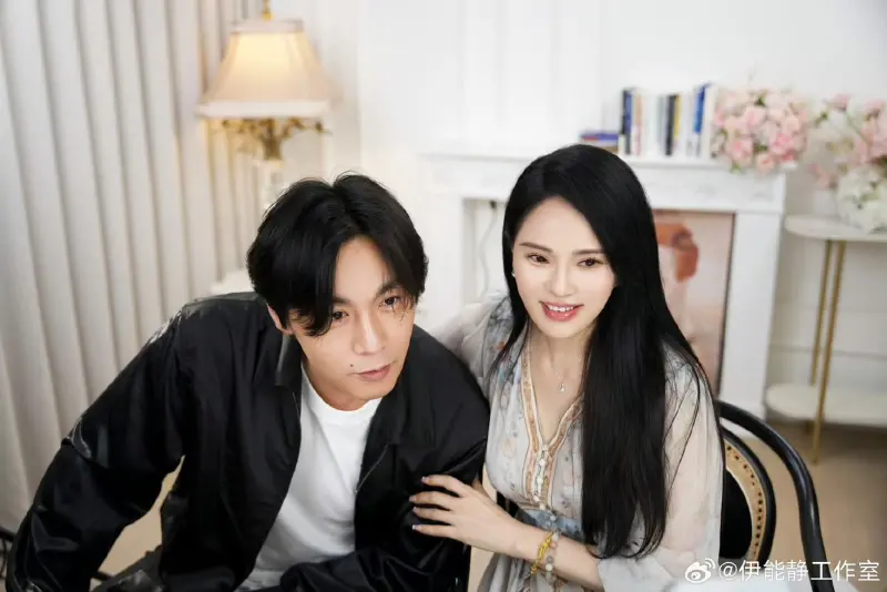 ▲伊能靜（右）曬出與秦昊和女兒米粒的出遊照，結果秦昊竟被說撞臉鄭元暢「面容大變」，米粒也替夫妻倆拍下甜蜜背影。（圖／翻攝自伊能靜工作室微博）