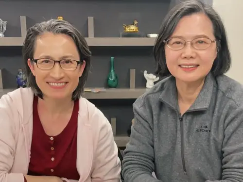 ▲蔡英文（右）與蕭美琴（左）是敏迪與小花的證婚人。（圖／蔡英文臉書）