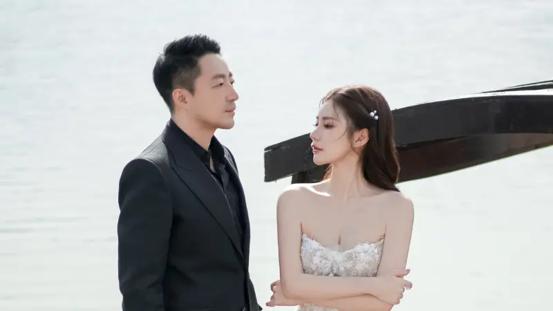 ▲汪小菲（左）與新婚妻馬筱梅（右）在昨（21）日出席台北酒店的家族婚宴，2人全場親暱互動搶盡鋒頭，不僅牽手進場、與賓客敬酒，婚後首度現身成婚禮焦點。（圖／翻攝自時尚新娘官方微博）