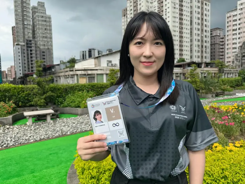 ▲民進黨新北市議員山田摩衣質疑世壯運紀念品的褲子和紀念衣，沒有標示產地。（圖／翻攝自山田摩衣臉書）