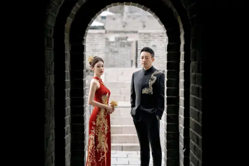 ▲汪小菲(右)、馬筱梅(左)婚紗照曝光。(圖/翻攝自時尚新娘官方微博) ▲汪小菲(右)、馬筱梅(左)婚紗照曝光。(圖/翻攝自時尚新娘官方微博)