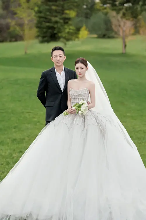 ▲汪小菲（左）、馬筱梅（右）今晚將在北京舉辦婚宴。（圖／翻攝自時尚新娘官方微博）