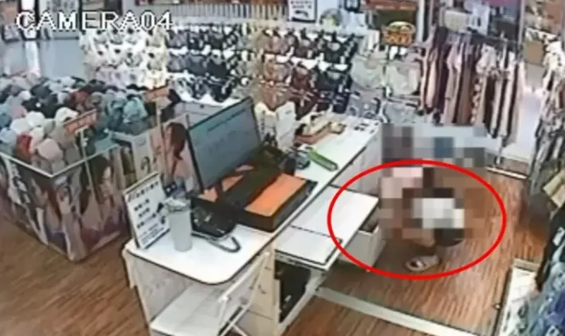 ▲54李姓女子涉嫌在鳳山區家樂福2樓內衣專櫃，竊取店員放置櫃台上的斜背包，李嫌近期行竊足跡遍布北、中、南部，專以類似手法行竊各大賣場與百貨公司專櫃，得手共計15件。