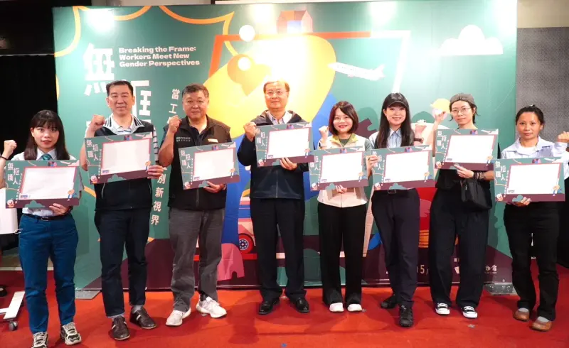 ▲高雄市政府勞工局舉辦無框職人創作特展，參展的無框職人與高雄市政府勞工局局長江健興(左4)、市議員湯詠瑜(右4)、勞動部勞動力發展署高屏澎東分署分署長郭耿華(左3)等人共同為活動揭開序幕。(圖／高雄市政府勞工局提供)